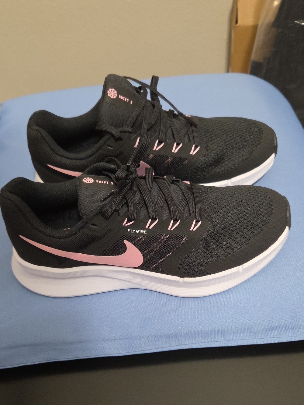 Never Worn Nike Run Swift Womens 8.5 Med Width: Black / Pink / White